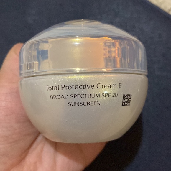 Shiseido Future Solution LX Day Cream 50ml - Picture 2 of 2